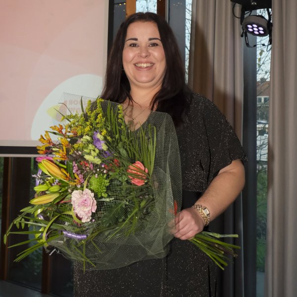 Genomineerde Kim Jolink krijgt bloemen tijdens de uitreiking Sociaal Werker van het Jaar 2025