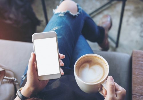 pauze met koffie en mobiel