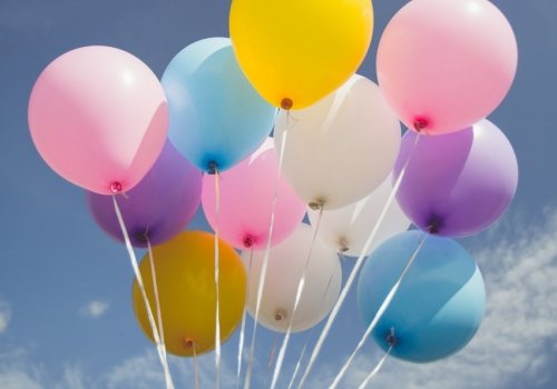 kleurige ballonnen gaan de lucht in