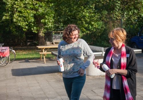 Medewerkers al wandelend met elkaar in gesprek