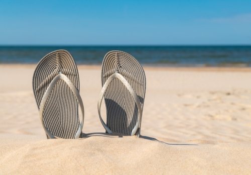 Slippers in het zand