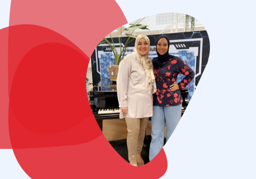 Yamina Ayada met directielid van Team Toekomst