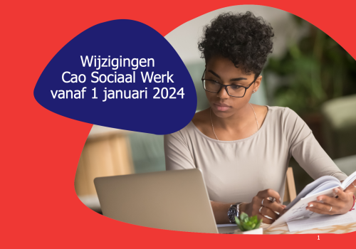 Vrouw bekijkt wijzigingen Cao Sociaal Werk vanaf 1 januari 2024 op laptop