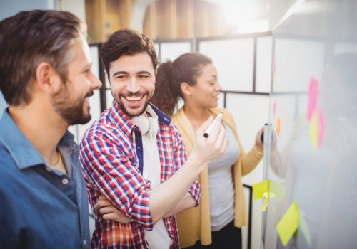 Medewerkers samenwerken met plezier