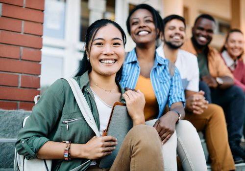 Zij-instromers sociaal werk lachend buiten voor gebouw