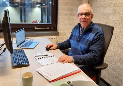 Cor Deenen werkend achter zijn bureau