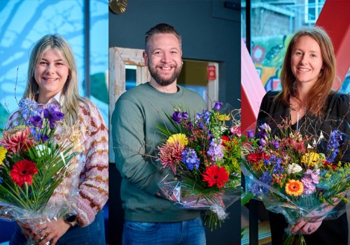 De drie genomineerden voor Sociaal Werker van het Jaar 2024 met bloemen