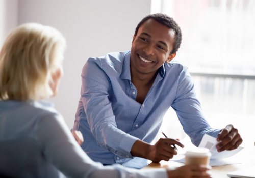 Werkgever en medewerker voeren een goed gesprek