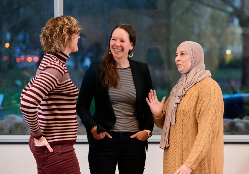 Collega's in gesprek tijdens nachtdienst