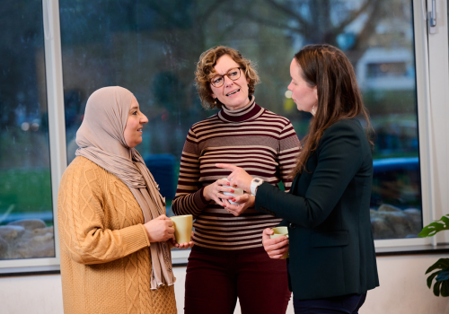 Collega's in gesprek tijdens werken in de nacht