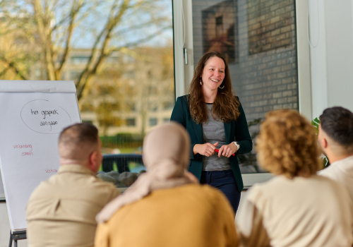 Sociaal werkers overleggen in groep