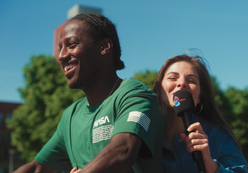 Lucho zit lachend op de fiets