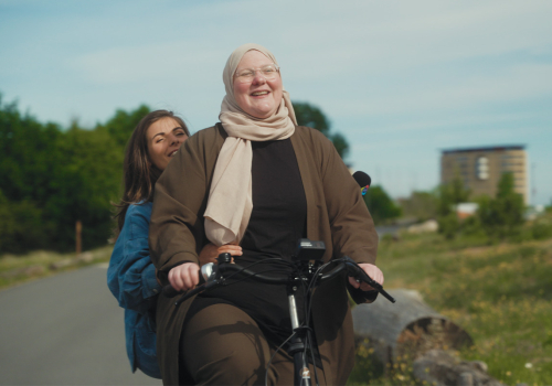 Sociaal werker Hanna op de fiets