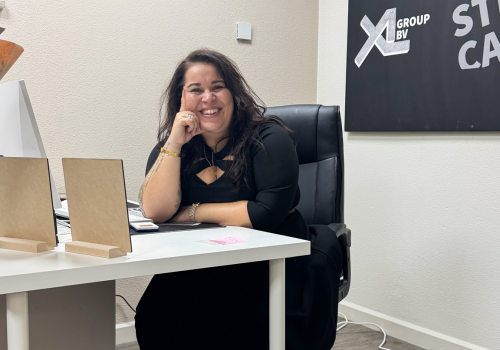 Portret van Kim op kantoor