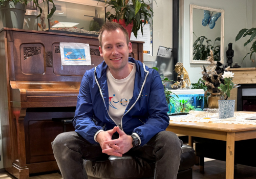 Portret van Michel op kantoor