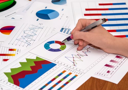 Medewerker analyseert infographic met onderzoeksresultaten