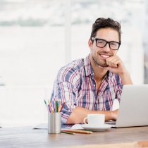 Werkende man achter laptop