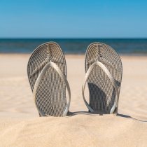Slippers in het zand