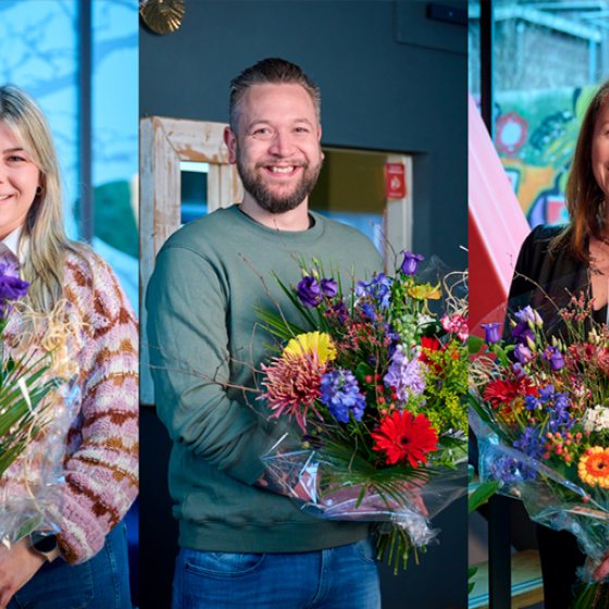 De drie genomineerden voor Sociaal Werker van het Jaar 2024 met bloemen
