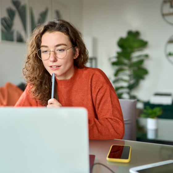 dame kijkt geïnteresseerd naar laptopscherm
