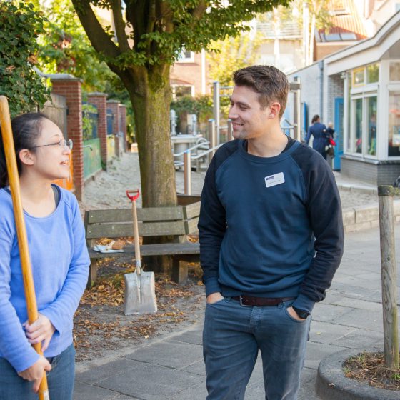 Stagiaire bespreekt voortgang met haar begeleider
