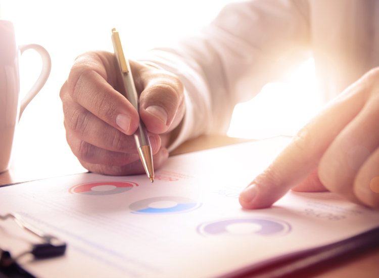 Medewerker analyseert onderzoeksrapport