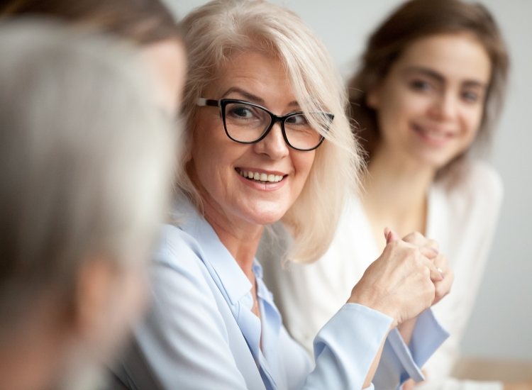 Vrouw in werkoverleg