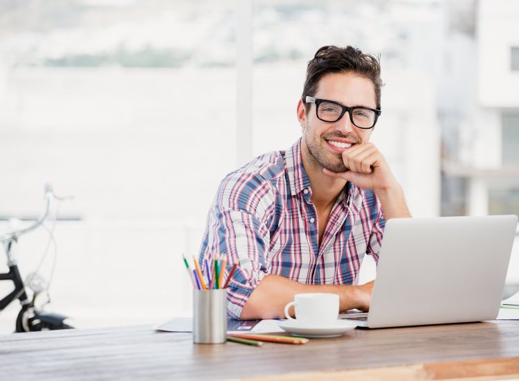 Werkende man achter laptop