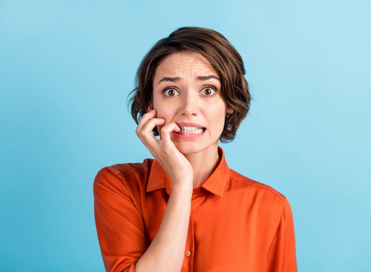 Close-up van geschrokken vrouw