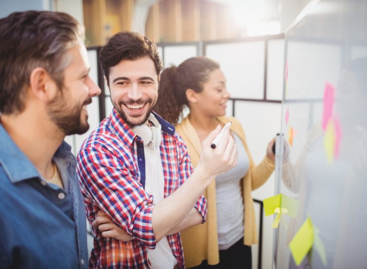 Medewerkers samenwerken met plezier