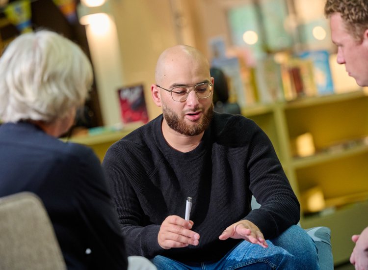 Groepje mensen deelt ervaringen in een gesprek