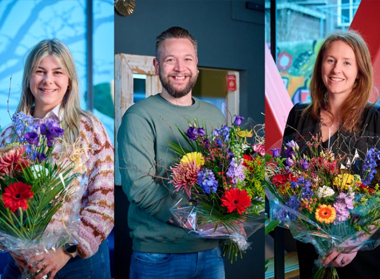 De drie genomineerden voor Sociaal Werker van het Jaar 2024 met bloemen