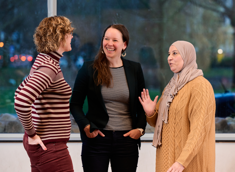 Collega's in gesprek tijdens nachtdienst
