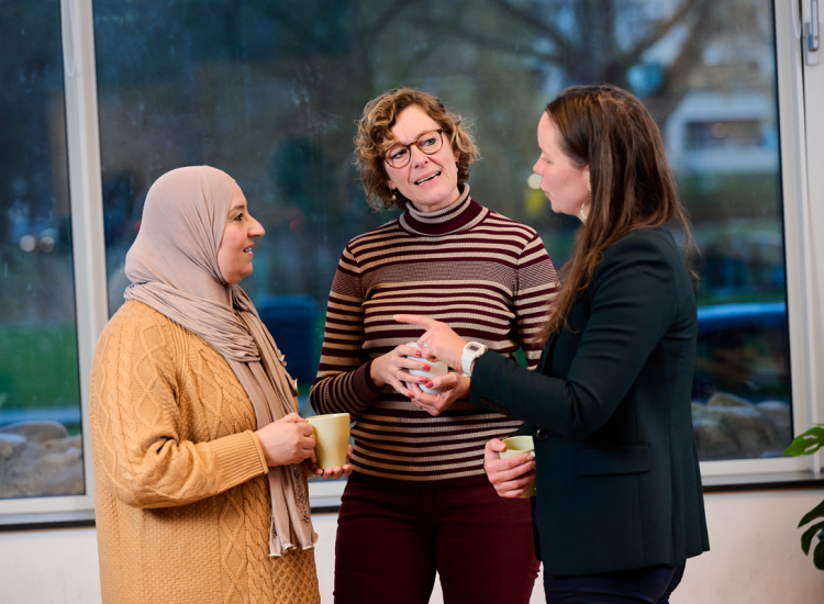 Collega's in gesprek tijdens werken in de nacht