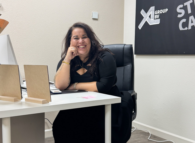 Portret van Kim op kantoor