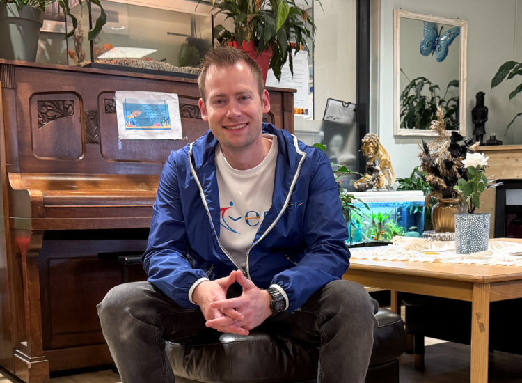 Portret van Michel op kantoor