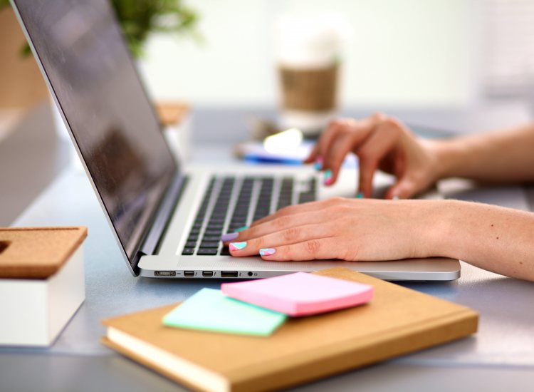Vrouw gebruikt een laptop